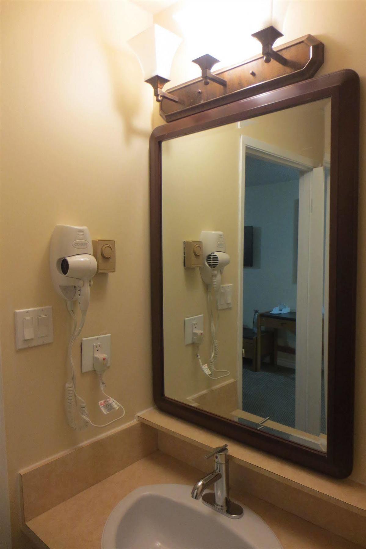 Vanderhoof Inn Экстерьер фото